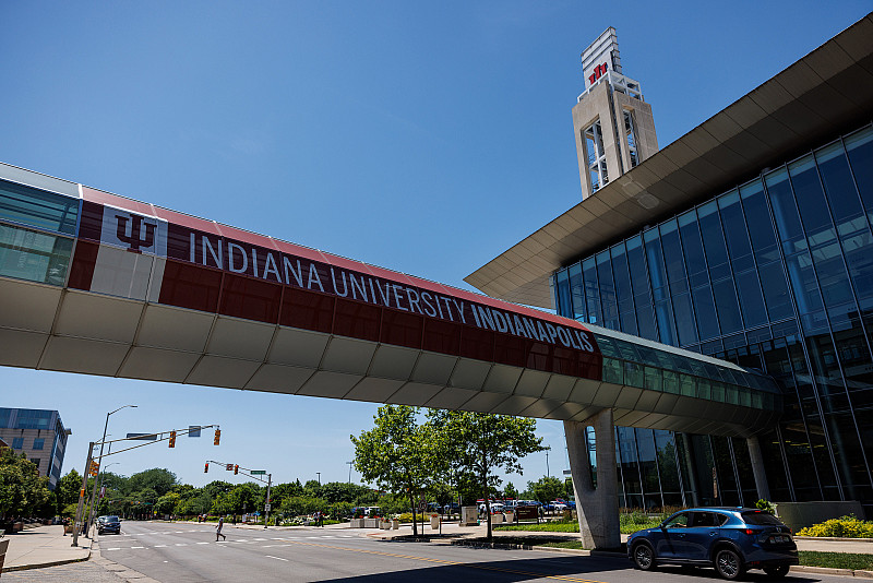 New IU Indianapolis signage was added to the gerbil tube over University Blvd. connecting the Campus Center and Cavanaugh Hall.